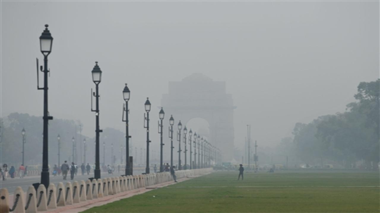 Delhi's air quality index (AQI) stood at 400 at 9 am. The 24-hour average AQI, recorded at 4 pm every day, was 395 on Sunday, 389 on Saturday, 415 on Friday, 390 on Thursday, 394 on Wednesday, 365 on Tuesday, 348 on Monday and 301 on November 19.