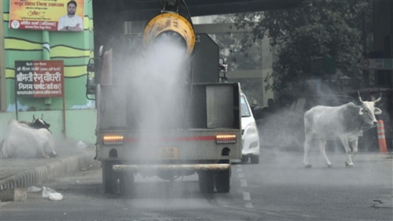 Delhi's air quality inched closer to the 'severe' category on Monday morning with calm winds and cloudy conditions trapping pollutants, according to monitoring agencies.
