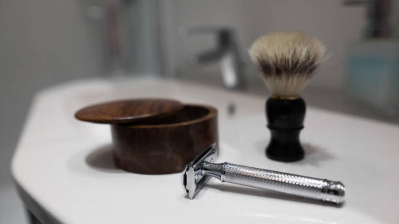 For men who prefer shaving their pubic and armpit hair, use a clean blade, apply unidirectional strokes, and practice regular blade replacement. Don't share razors and avoid using chemical depilatories (hair removal creams) in sensitive areas. After shaving, applying an antiseptic or aftershave lotion can help prevent irritation and infections.