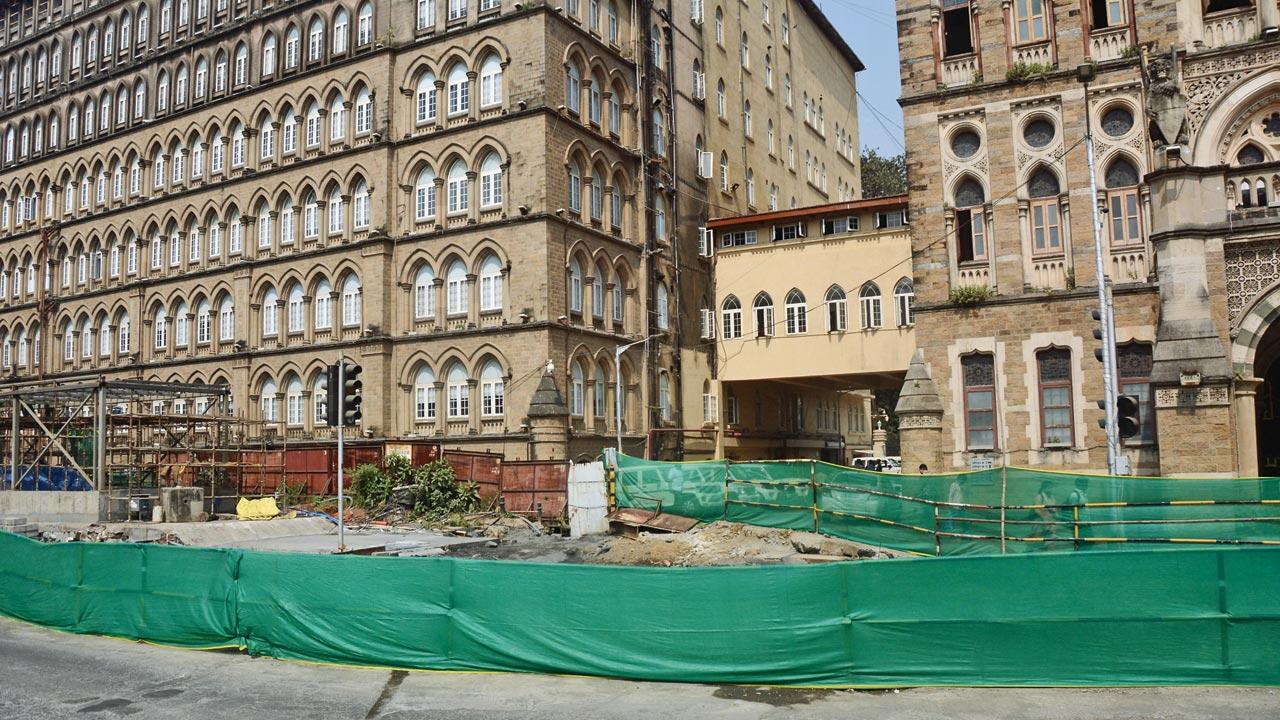 Green fabric surrounds the offending site outside the BMC HQ on Friday. Pic/Sayyed Sameer Abedi