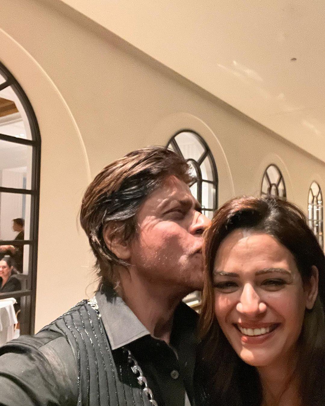 How adorable! King Khan planted a sweet kiss on Mona Singh's head. Our hearts are truly melting