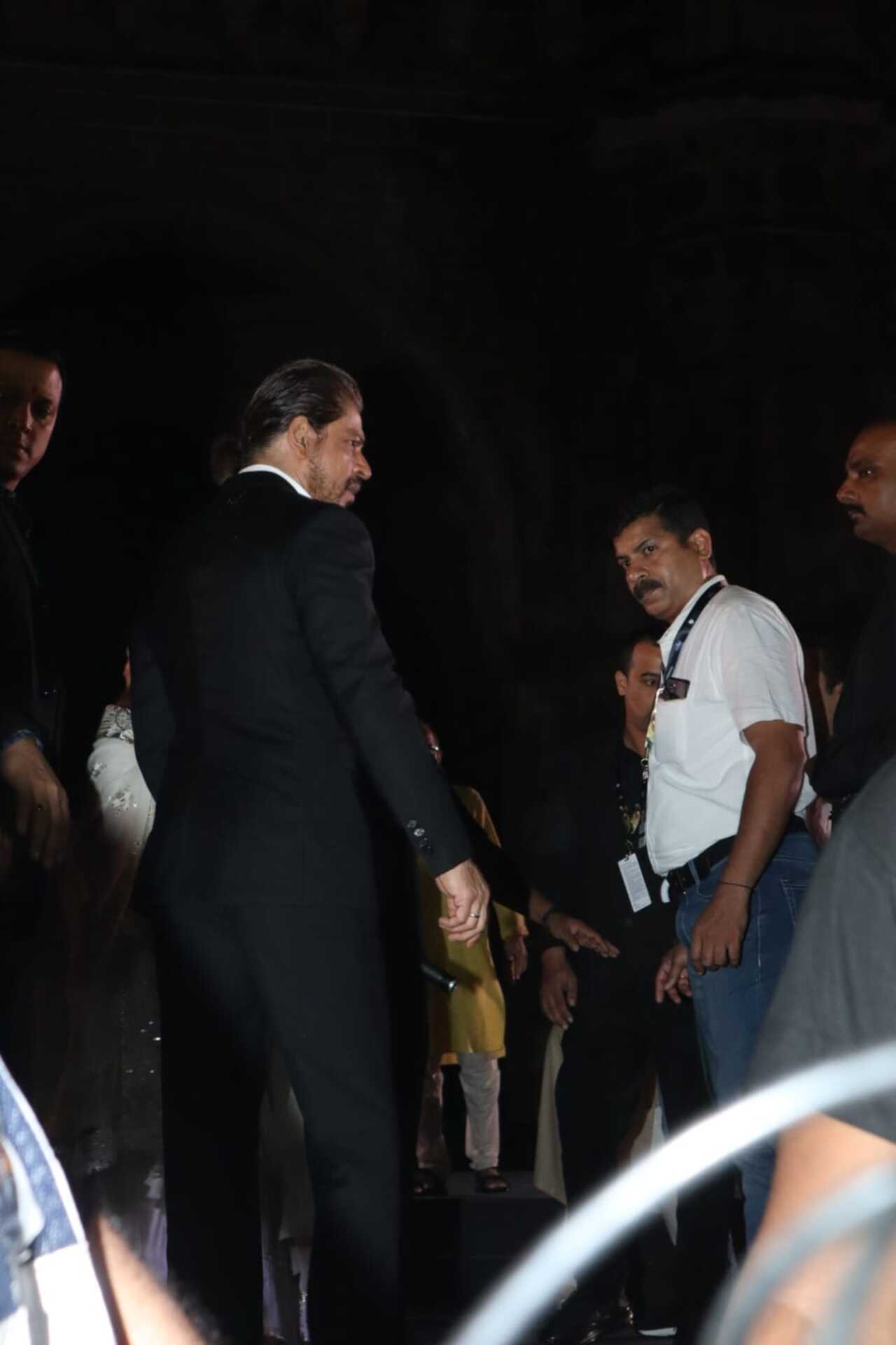 SRK was seen getting surrounded by fans who wanted to catch a glimpse of the superstar