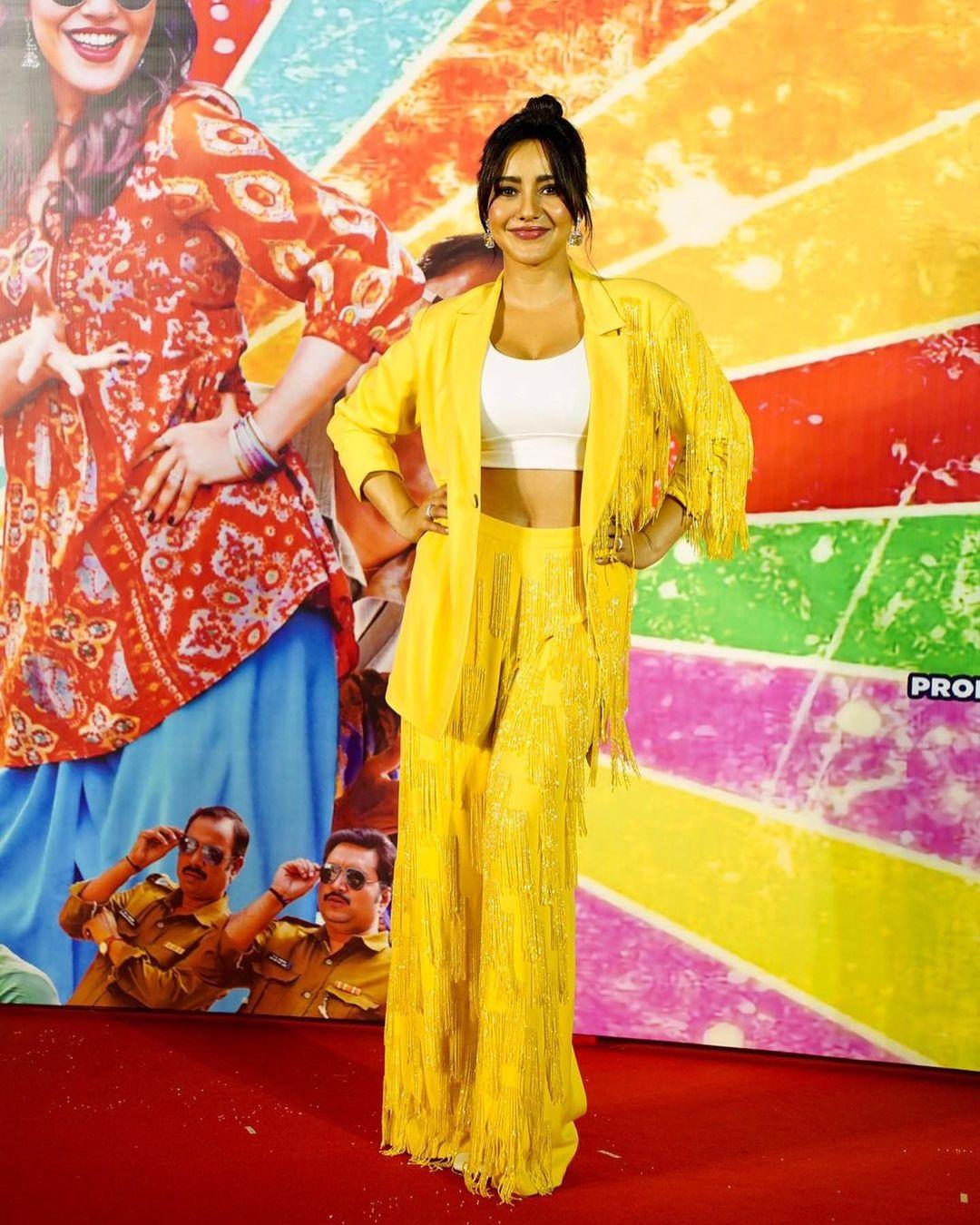 For a day out, this yellow outfit is the the answer to all your questions