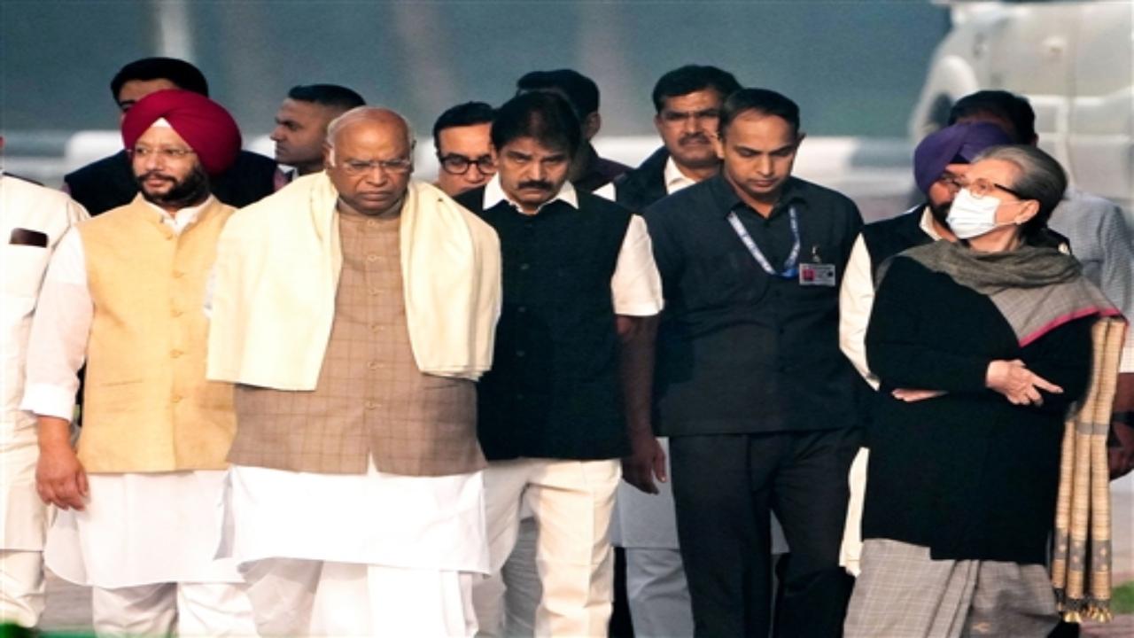 The Congress leadership on Tuesday paid rich tributes to India's first prime minister Jawaharlal Nehru on his birth anniversary, describing him as the prime architect of modern India