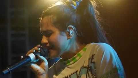 Singer Nikhita Gandhi has expressed grief over four students passing away in a stampede at the Kochi University. The tragedy struck before she arrived at the venue. Read More