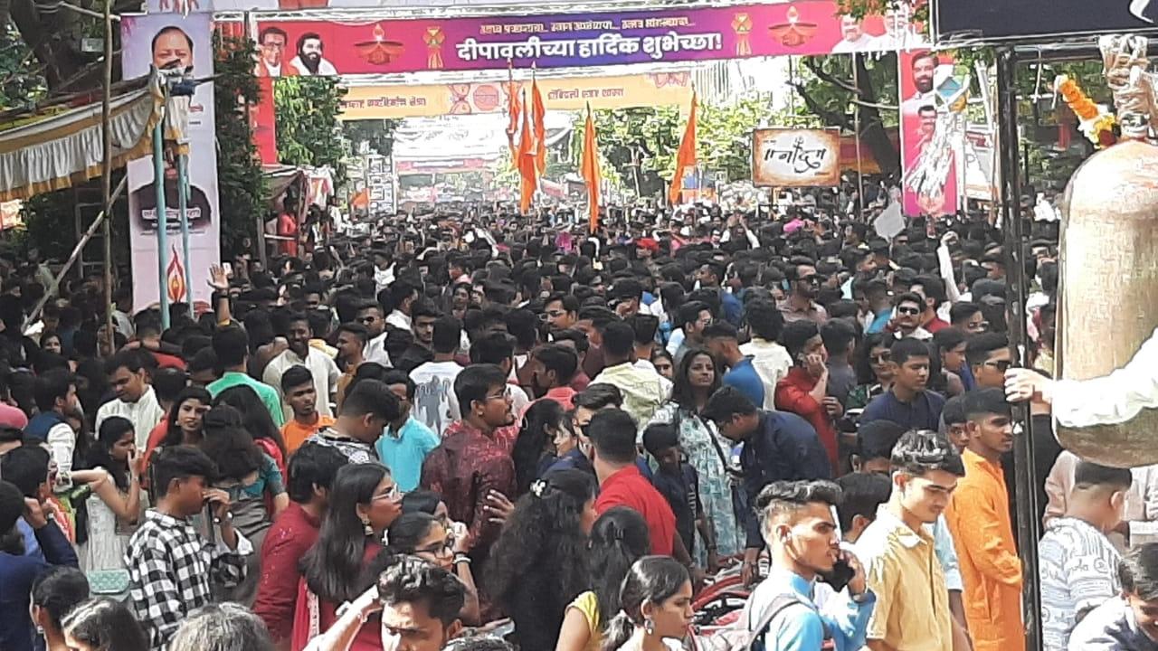 Every year, the families and friends gather together on Phadke road in Dombivali to celebrate the 'festival of lights'