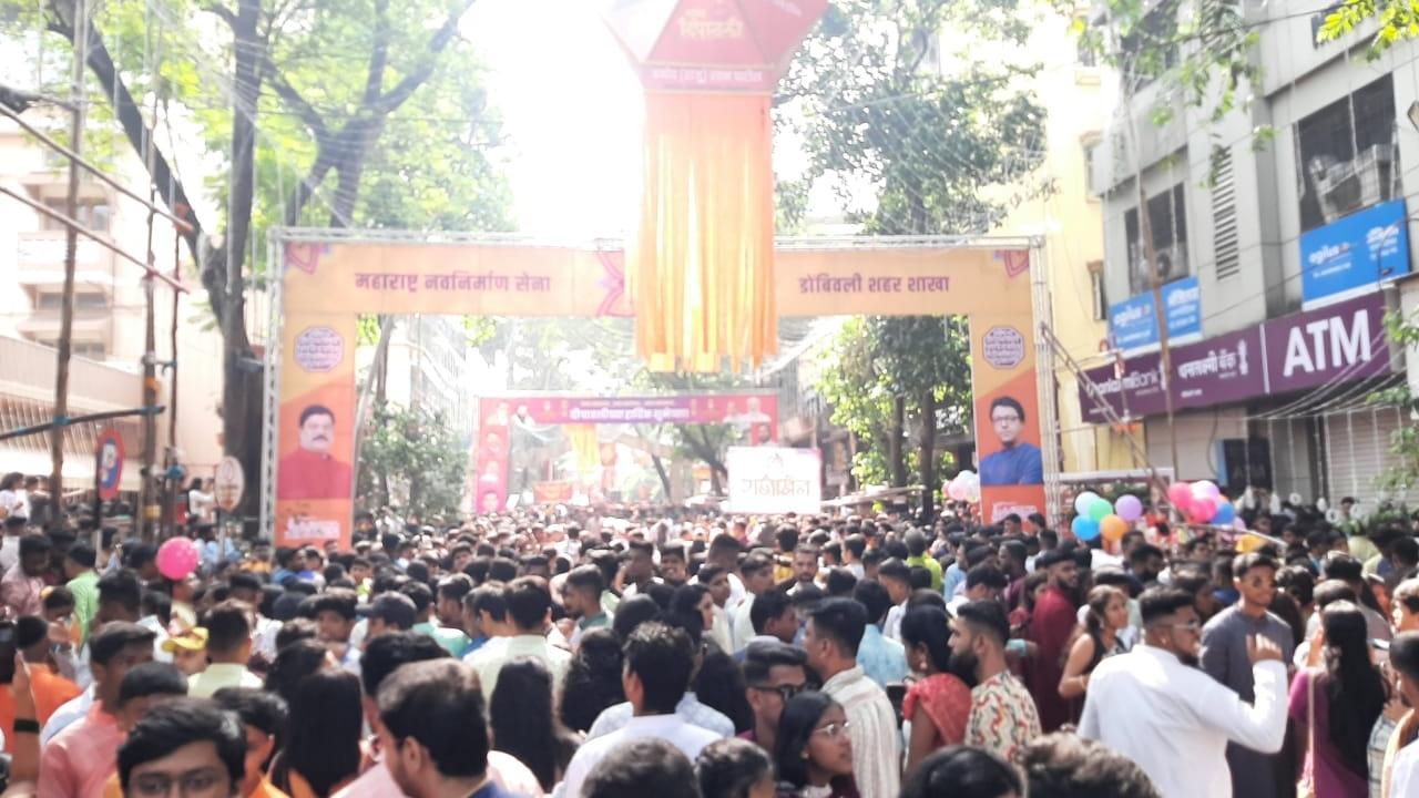 Dombivlikar gathered on Phadke road on the occasion of Diwali festival at Dombivli (East) (Pic/Satej Shinde)