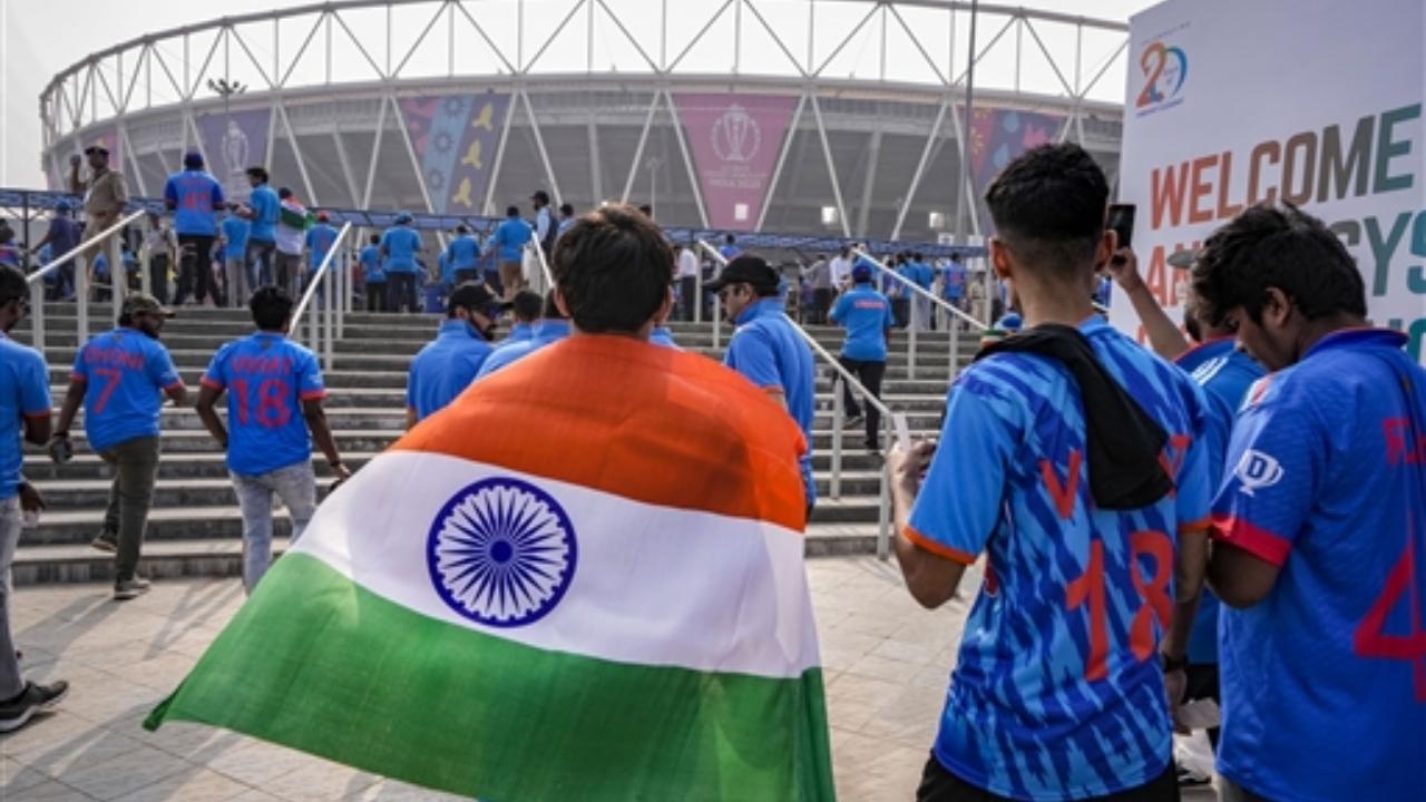 Fans arrive at the Narendra Modi Stadium 