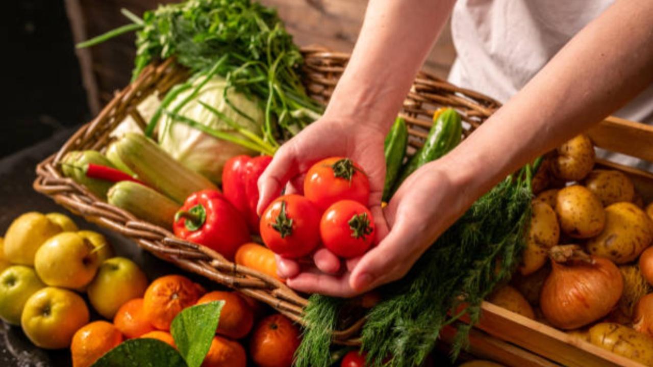 Fruits and vegetables Fruits and vegetables, especially leafy greens, are high in fibre, vitamins, and minerals. They promote a feeling of fullness while being low in calories, making them essential for weight management. Incorporating a variety of colourful fruits and vegetables into your diet provides essential nutrients and antioxidants.
