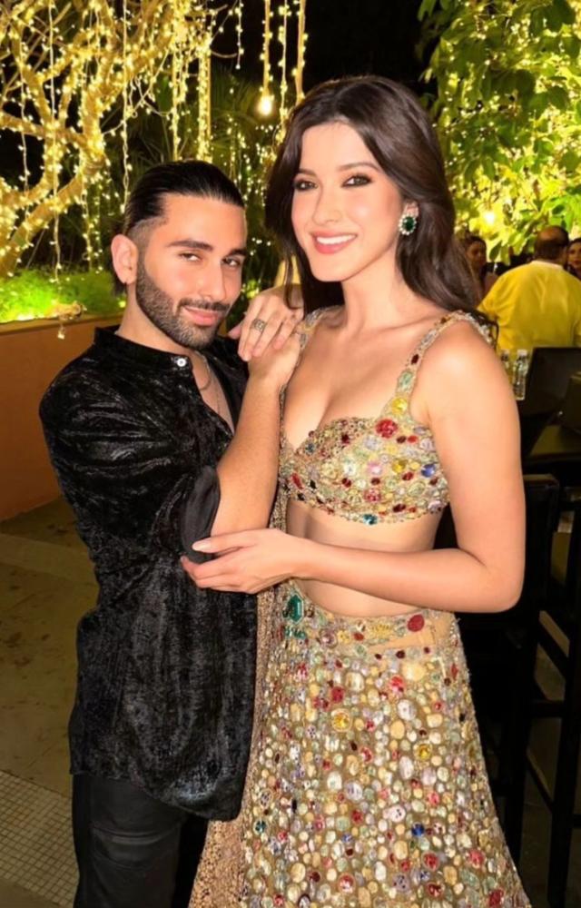 Orry posing with Shanaya Kapoor at Diwali party!