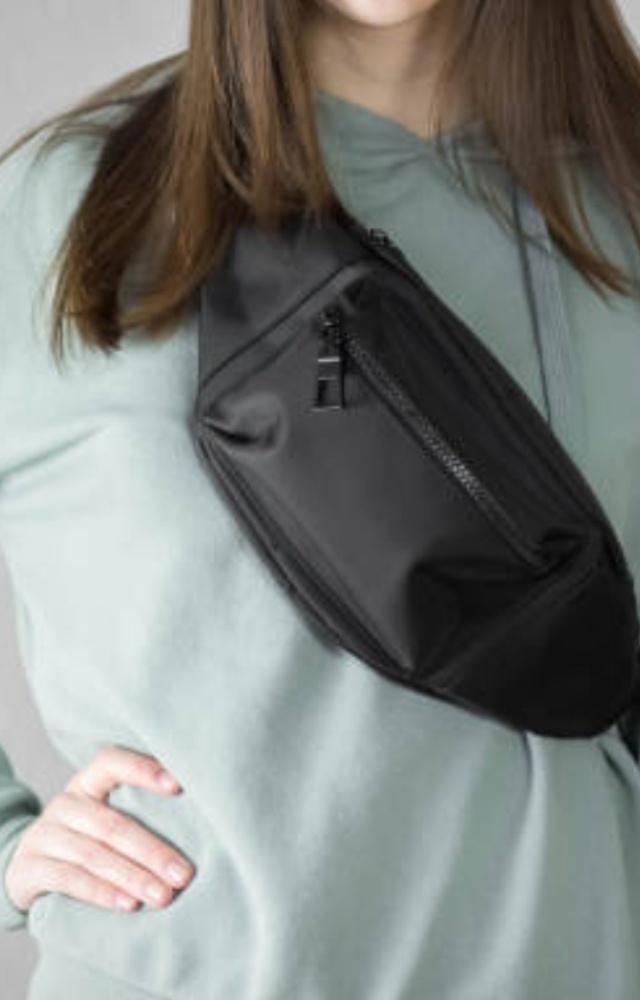 Pair your oversized outfit with a suitable bag. Cross bags are in trend and are stylish and easy to carry. For a sporty touch, you can also try waist bags

