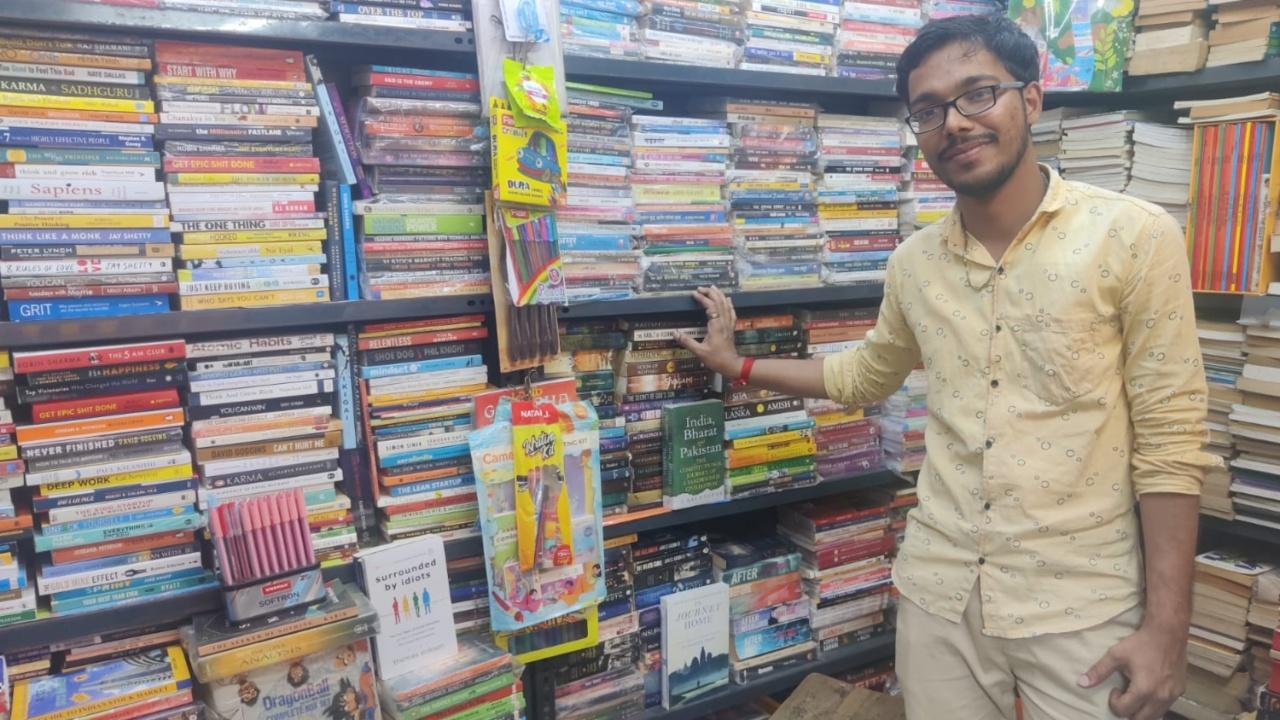 The store which was earlier run by Jain is now being operated by his son. Belonging to the new generation with a bachelor’s degree in management studies, this Gen Z has employed a number of techniques to keep his customers coming back to him.
