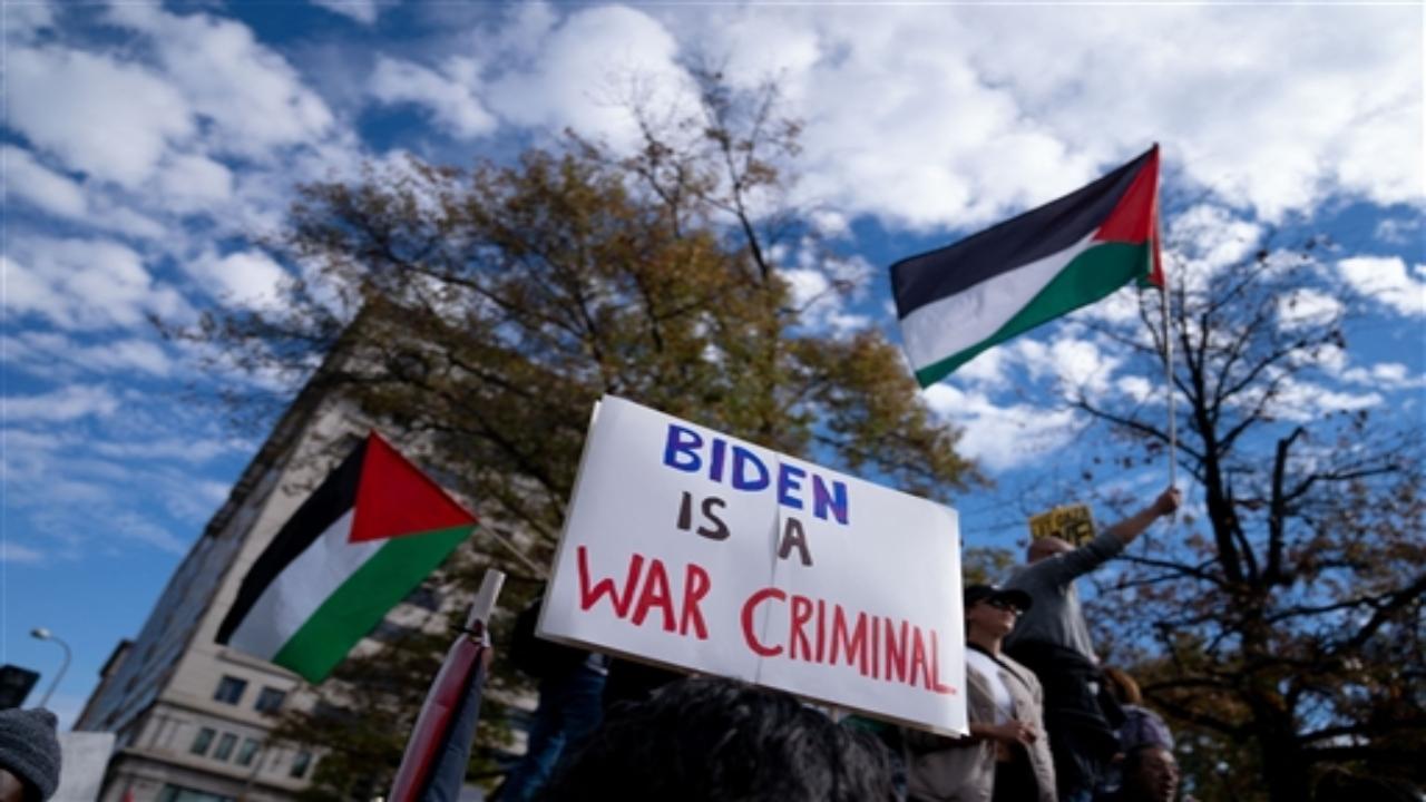 Tens of thousands of demonstrators crowded the streets of American cities on Saturday to denounce the Israel’s bombardment and military campaign in Gaza that has left over ten thousands dead, mostly children and women.