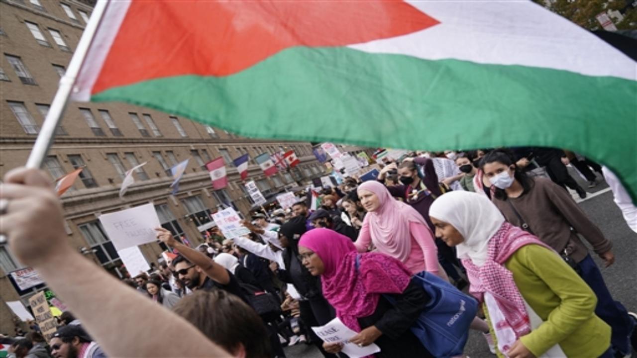The streets in the capital Washington swelled with demonstrators, and the crowd was dense. Some protesters sat on a ledge outside the White House Visitor Center, their message to President Biden clear. “Stop U.S. military aid to Israel” and “You lost my vote,” their signs read.