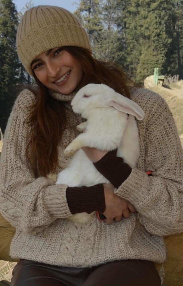 Dressed in the prettiest sweatshirt and identical beanie, Palak looked adorable in this picture from her Kashmir vacation
