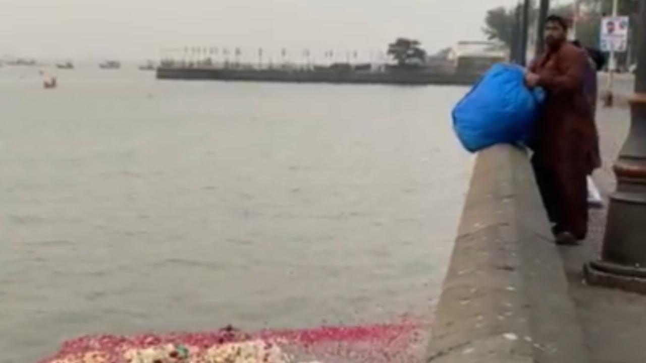 Man booked, slapped Rs 10,000 fine by BMC for dumping trash in sea Man booked, slapped Rs 10,000 fine by BMC for dumping trash in sea