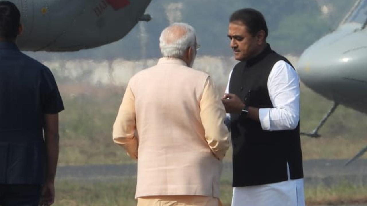 Prime Minister Narendra Modi's aircraft made a brief touchdown at the new Birsi Airport in Gondia in Maharashtra on Sunday morning en route to Dongargarh in poll-bound Chhattisgarh