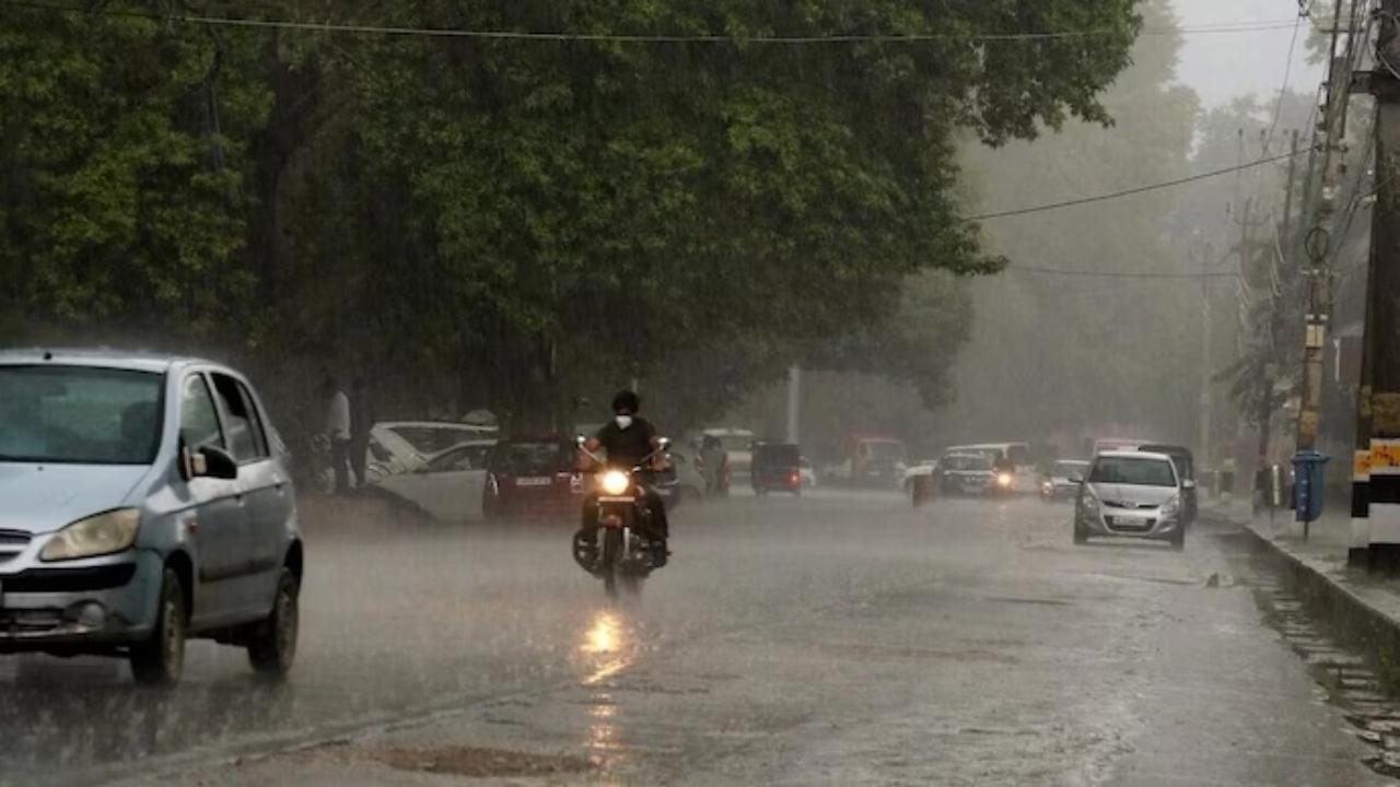 IMD issues heavy rainfall alert for West Bengal and Odisha, snowfall expected in Jammu and Kashmir