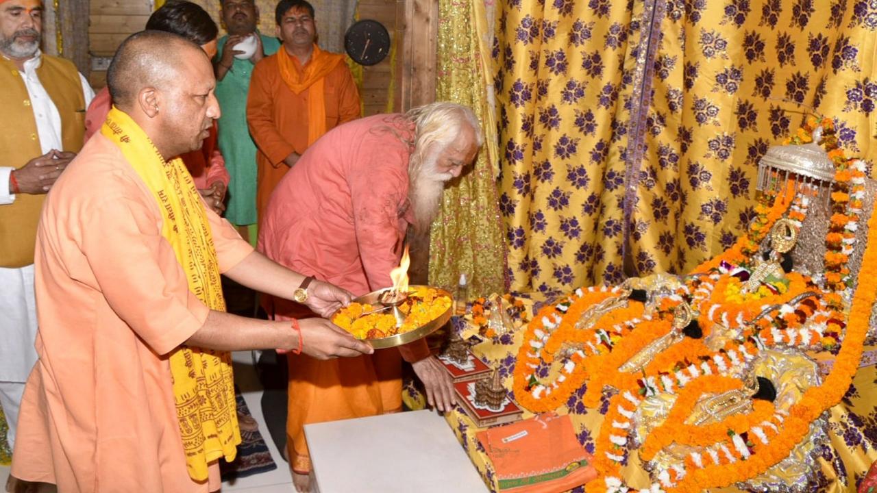 Chief Minister Yogi Adityanath also offered prayers at the Hanumangarhi temple along with cabinet ministers