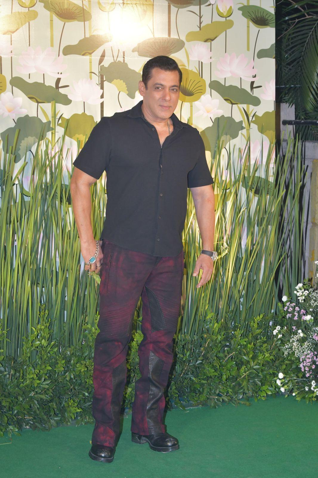 For the occasion, Salman Khan wore jeans and a black shirt