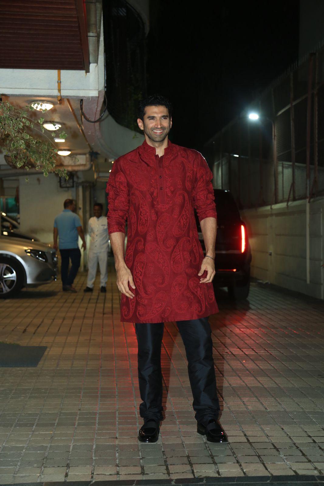 The gorgeous actor chose a maroon printed kurta with black pants. Just when you thought, he couldn't get more  handsome, Aditya slays us in traditional