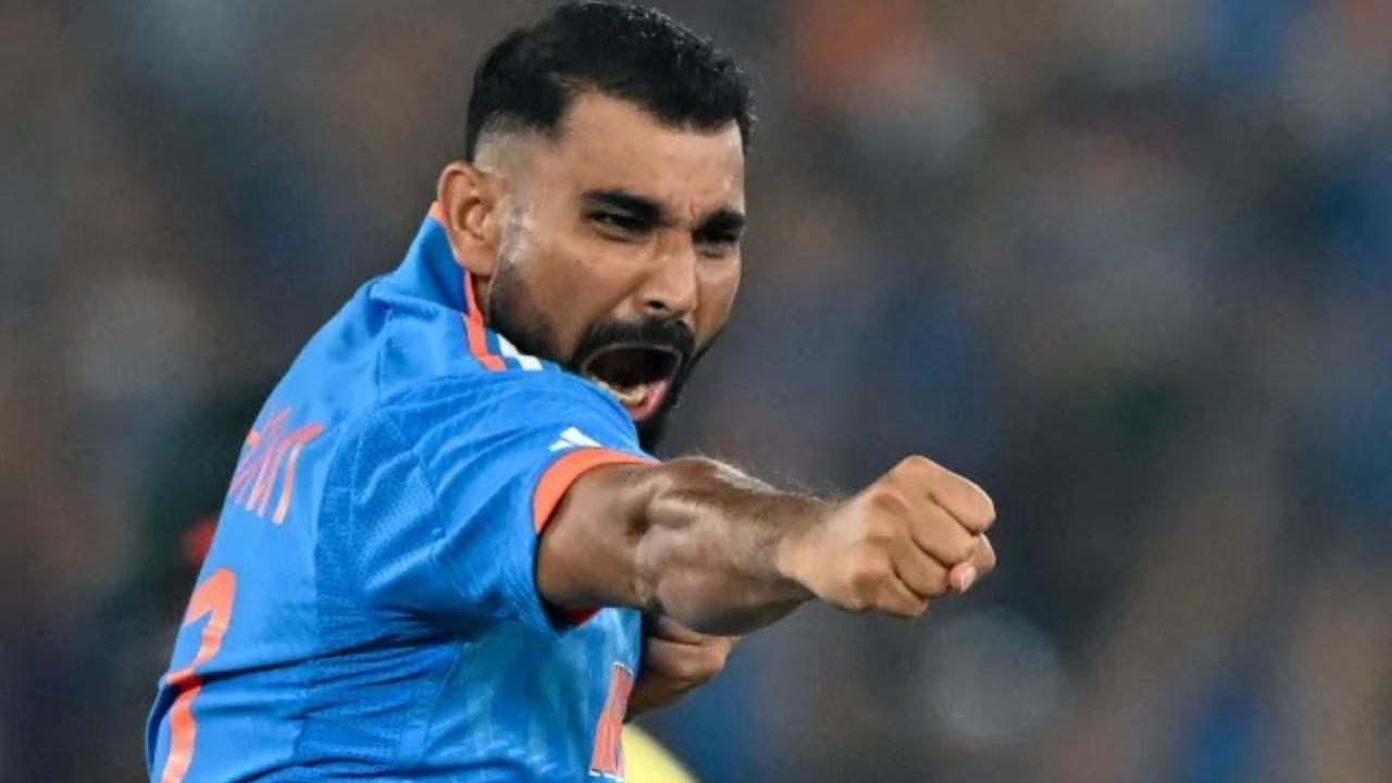 After the end of the first innings, India's star bowler Mohammed Shami didn't let the Indian fans' hopes down. He struck the wicket of Australia's opening batsman David Warner in the very first over. They lost the wickets of Mitchell Marsh and Steve Smith in quick succession. Jasprit Bumrah and Shami brought India back into the game by striking early wickets of Australia's top-order
