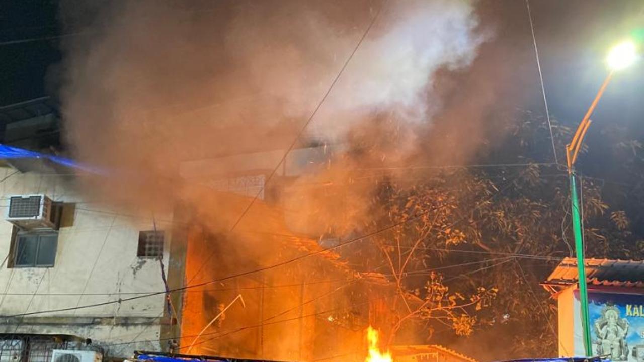The Thane civic officials and the Regional Disaster Management Cell (RDMC) of the Thane Municipal Corporation (TMC) swiftly responded to a fire that erupted at shops near Thane station road
