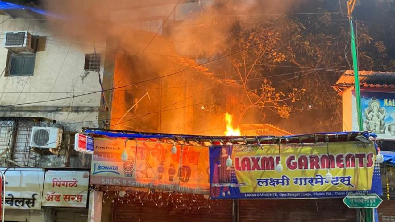The affected shops suffered no damage, ensuring business continuity for both establishments, an official said
