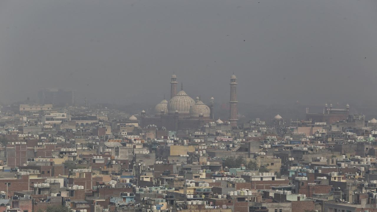 Squandering the relief due to rain, Delhi recorded a jump in pollution levels and a smoky haze returned on Monday after people flouted the ban on firecrackers on Diwali night.