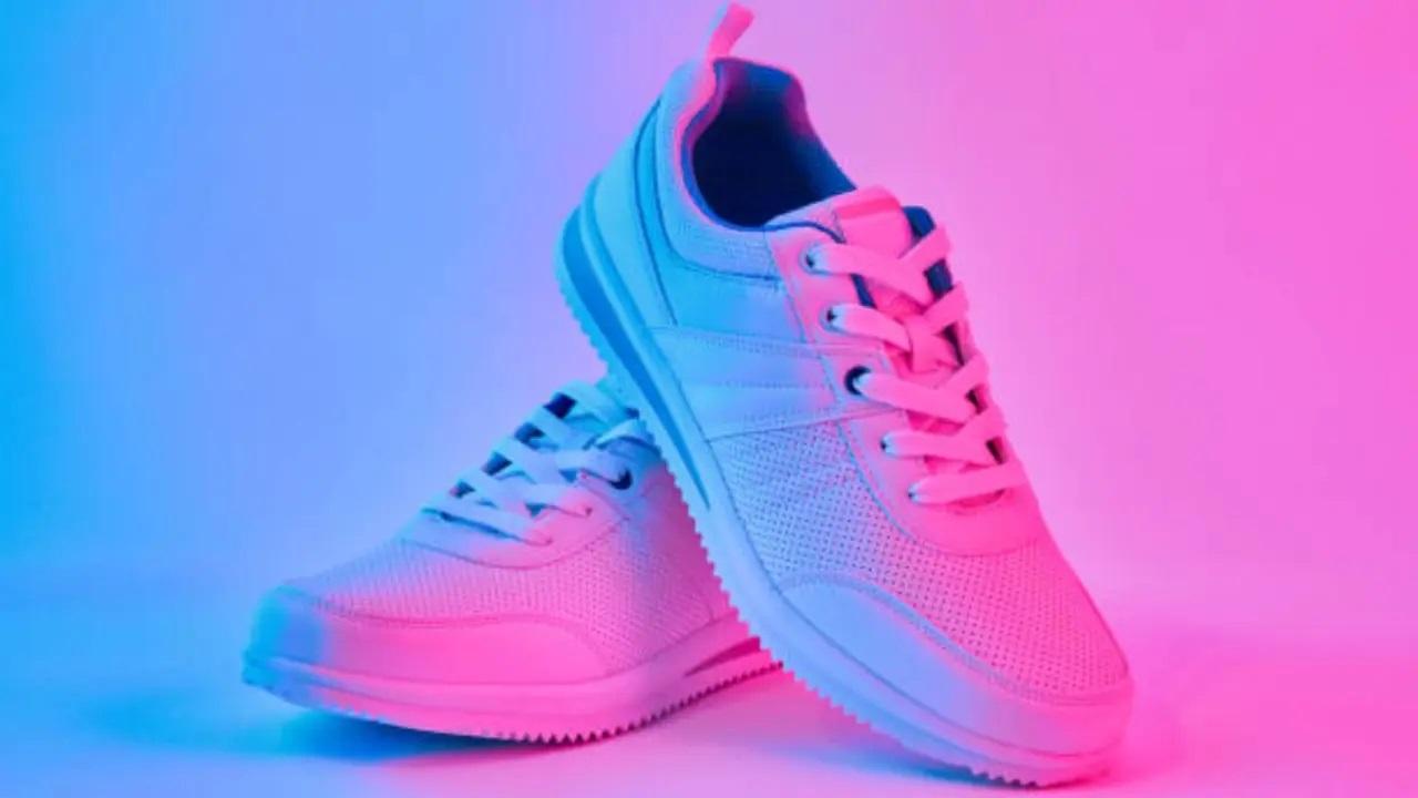 Creases and scuffs can diminish the appearance of your leather and suede sneakers. Here are some techniques to prevent and address these issues:
1. Use crease protectors to maintain the shape of your sneakers and prevent creases2. Consider using shoe tree insoles to preserve the sneaker's structure and reduce creasing