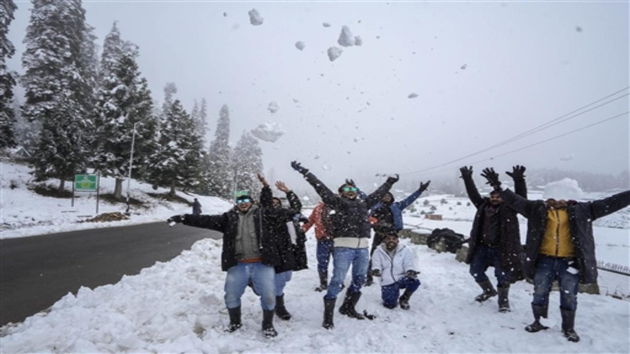 The MeT office has said there would be a gradual decrease in precipitation from late afternoon onwards. From November 11 to 17, the weather would stay mainly dry with warmer days, according to the forecast.