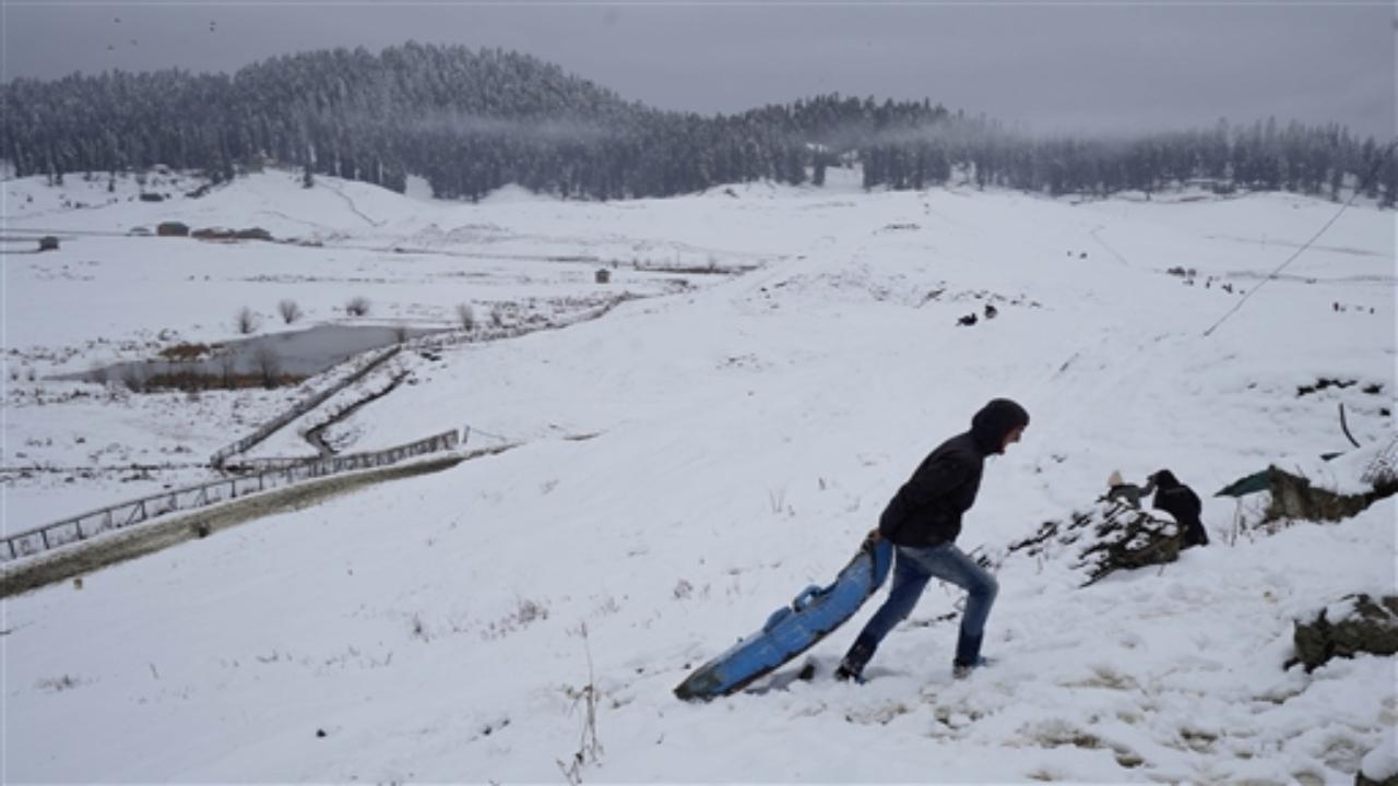 Apart from its breathtaking beauty, Gulmarg is also famous for winter sports. In addition to being the most popular tourist destination, it is also a skiing destination.