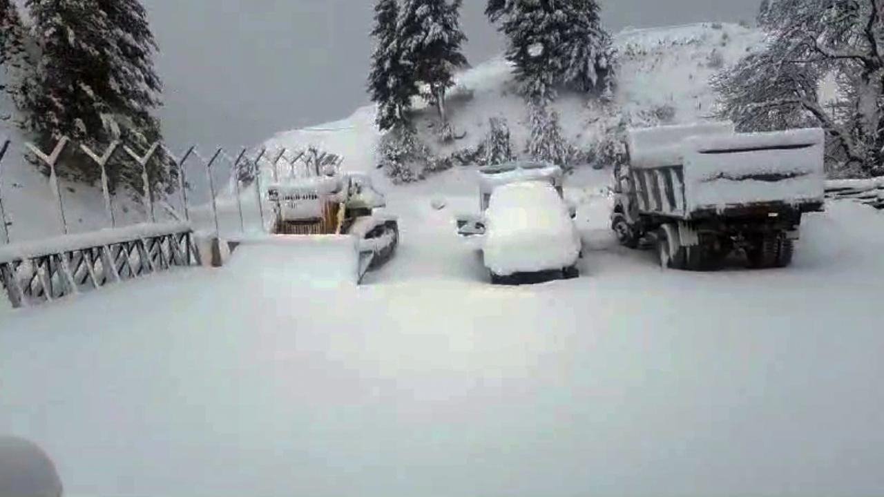 Heavy snowfall, mudslides force closure of Kashmir highway, Mughal road
