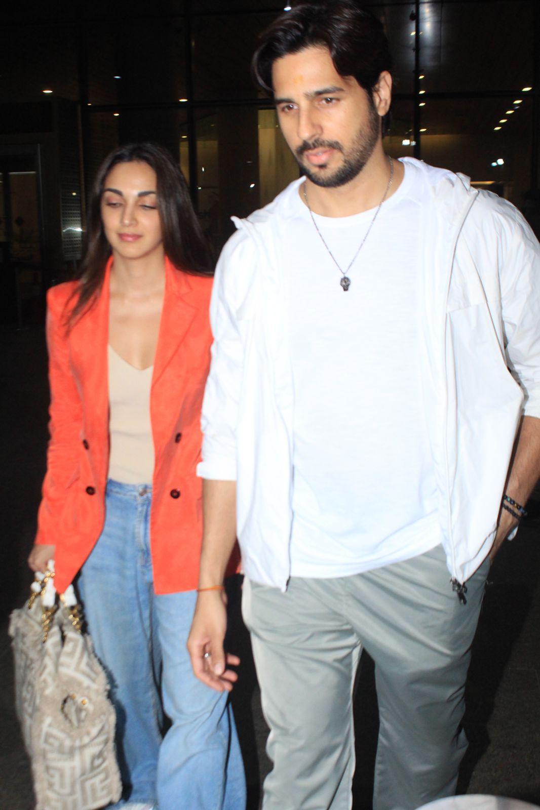 Sidharth Malhotra and Kiara Advani were seen walking hand-in-hand as they were snapped at the airport