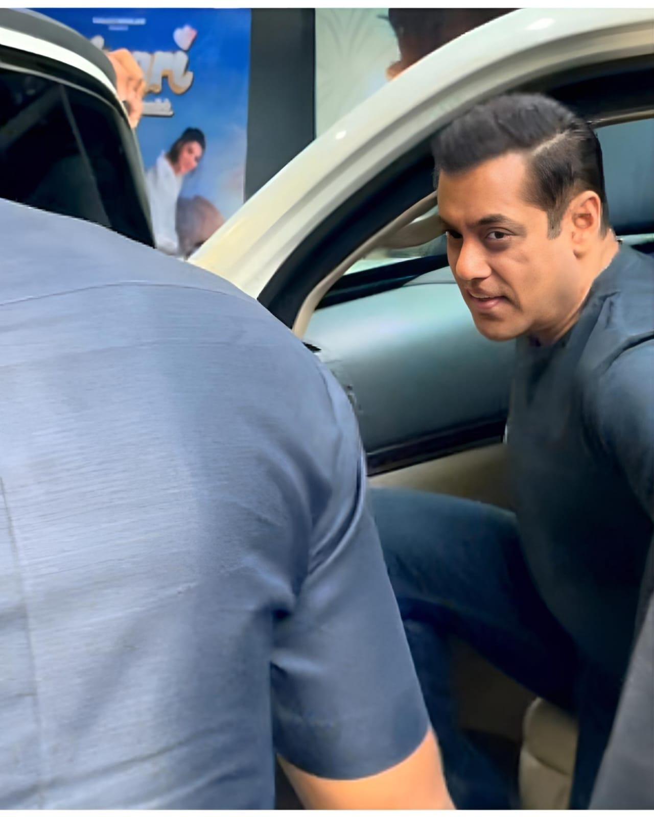 Salman Khan went to meet kids at the special screening of Tiger 3