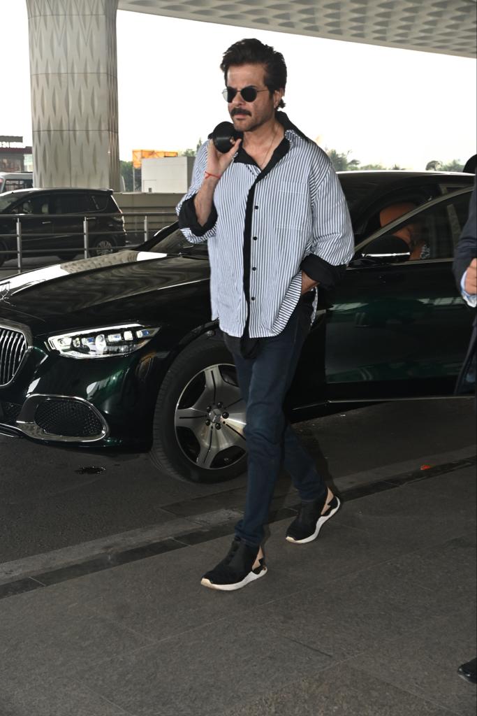 Anil Kapoor, raising the temperature high, wore a stylish loose T-shirt with black pants