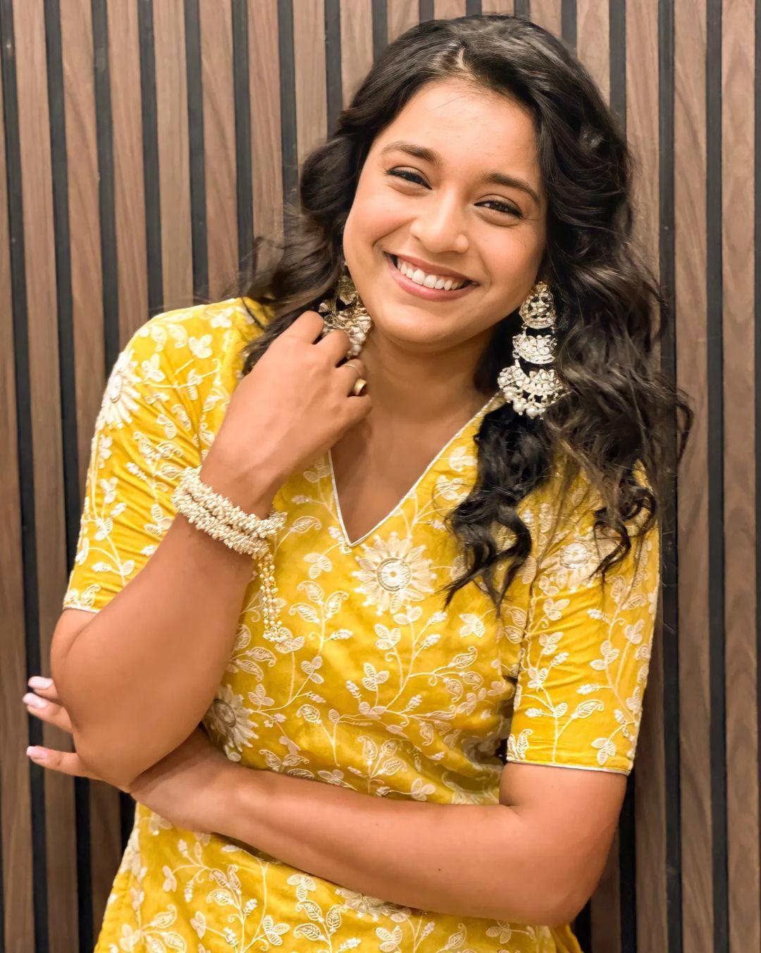 Sumbul Touqueer wore this yellow kurta which is easily worn on a casual occasion as well