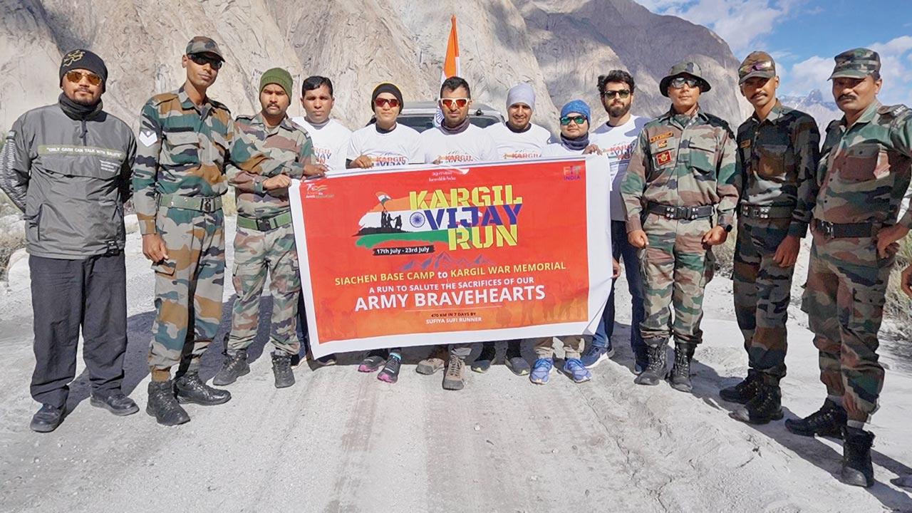 The athlete poses with soldiers during the Kargil Vijay Run