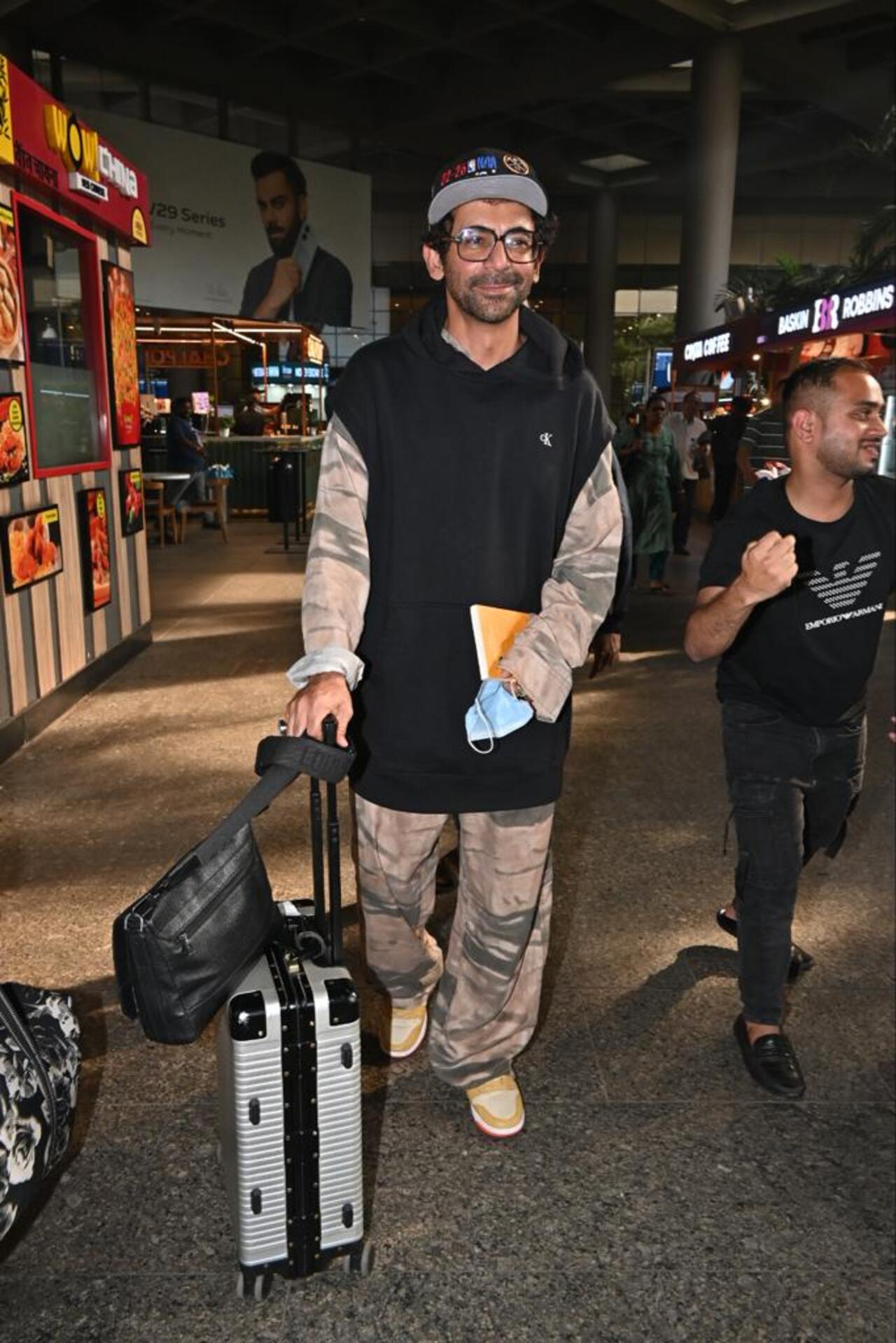 Sunil Grover was spotted at the airport as well