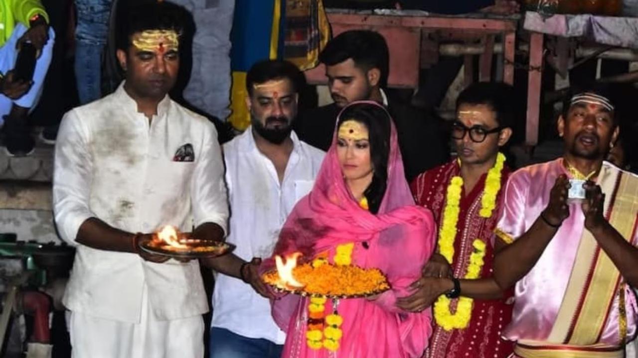 Sunny Leone visits Varanasi, performs Ganga Aarti