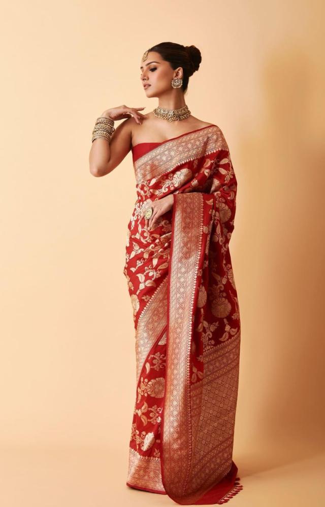 A traditional silk saree will never fail to give you a royal look coupled with chunky jewellery