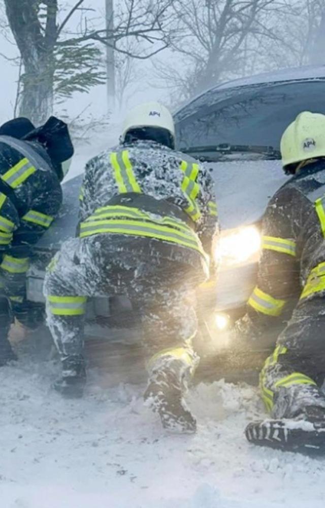 Snowstorm batters Ukraine, 10 killed