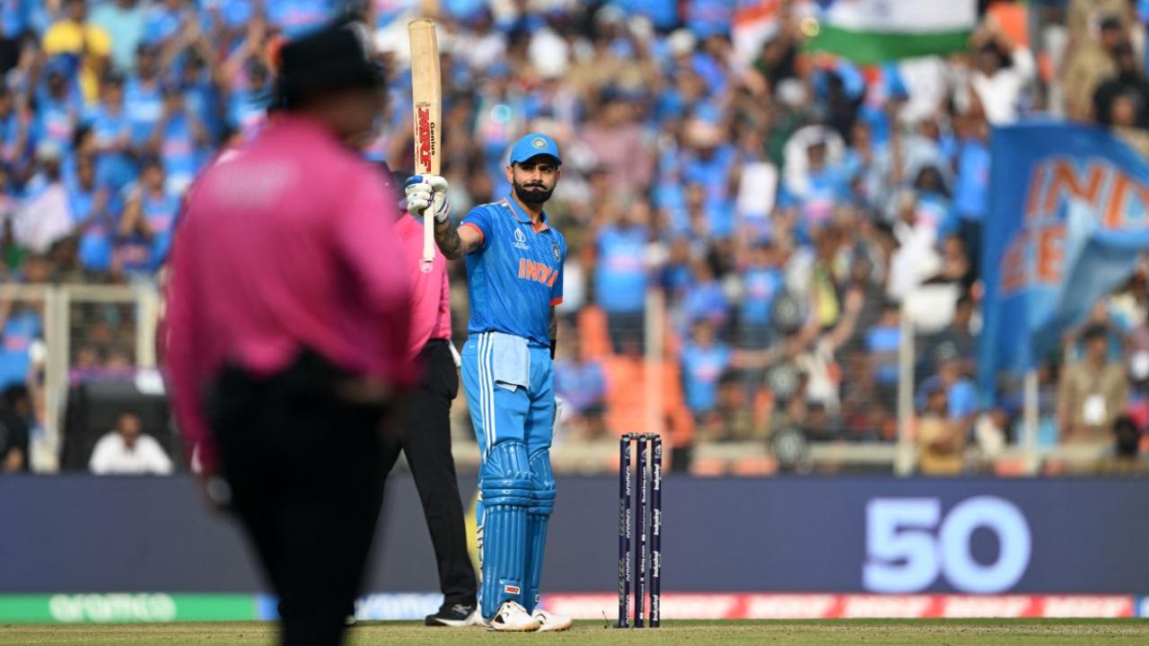 Man in form Virat Kohli stood strong in the middle and smashed 54 runs in 63 balls including 4 fours. Aussie skipper Pat Cummins bowled out Kohli. The right-hander stood there in disbelief as the Narendra Modi Stadium stunned there in silence. Further, Ravindra Jadeja came in to bat in the place of Suryakumar Yadav