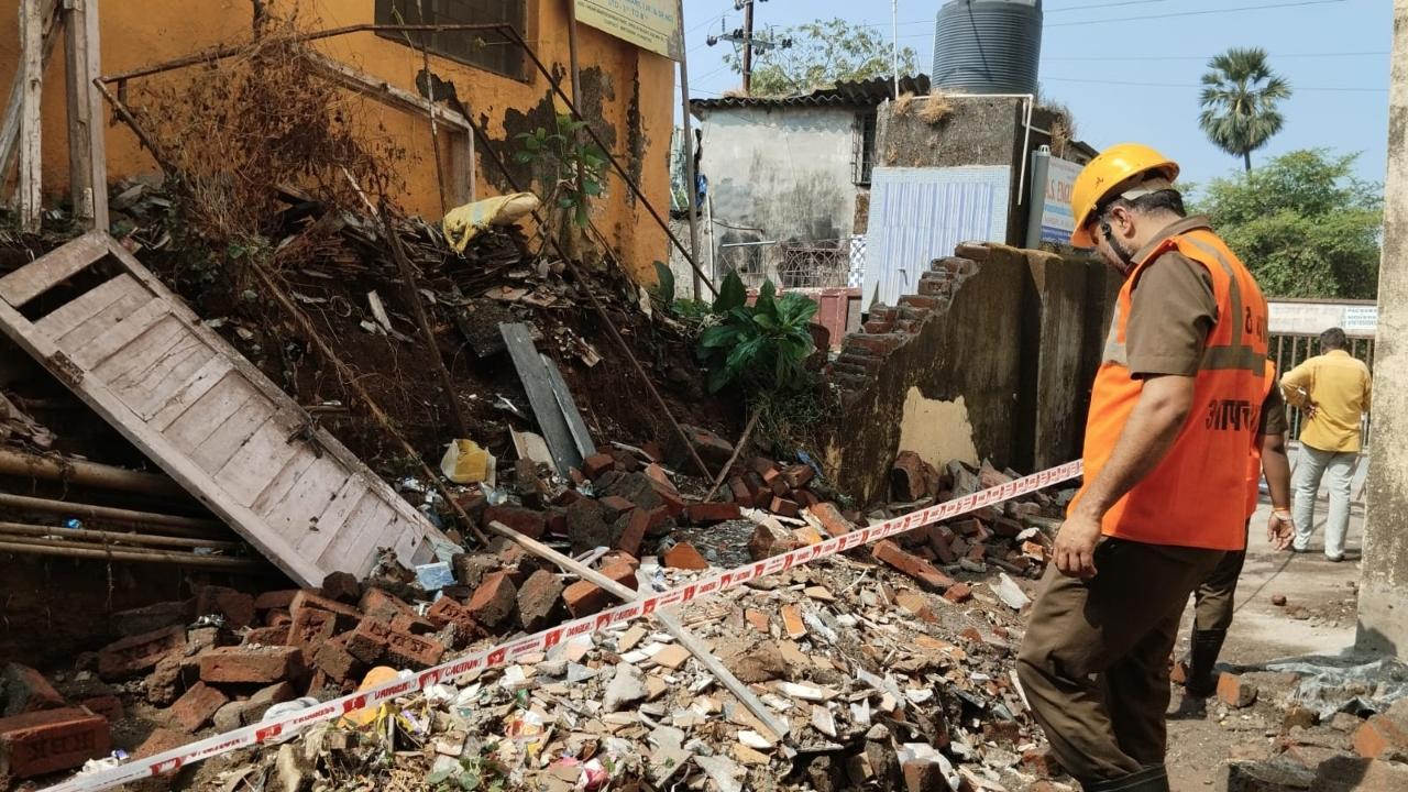 Four vehicles damaged after portion of compound wall collapses in Thane