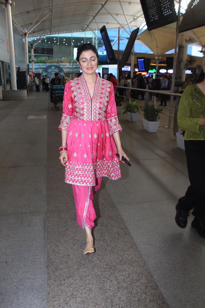 Divya Khosla looked stunning in an embroidered pink kurta as she was clicked at the airport