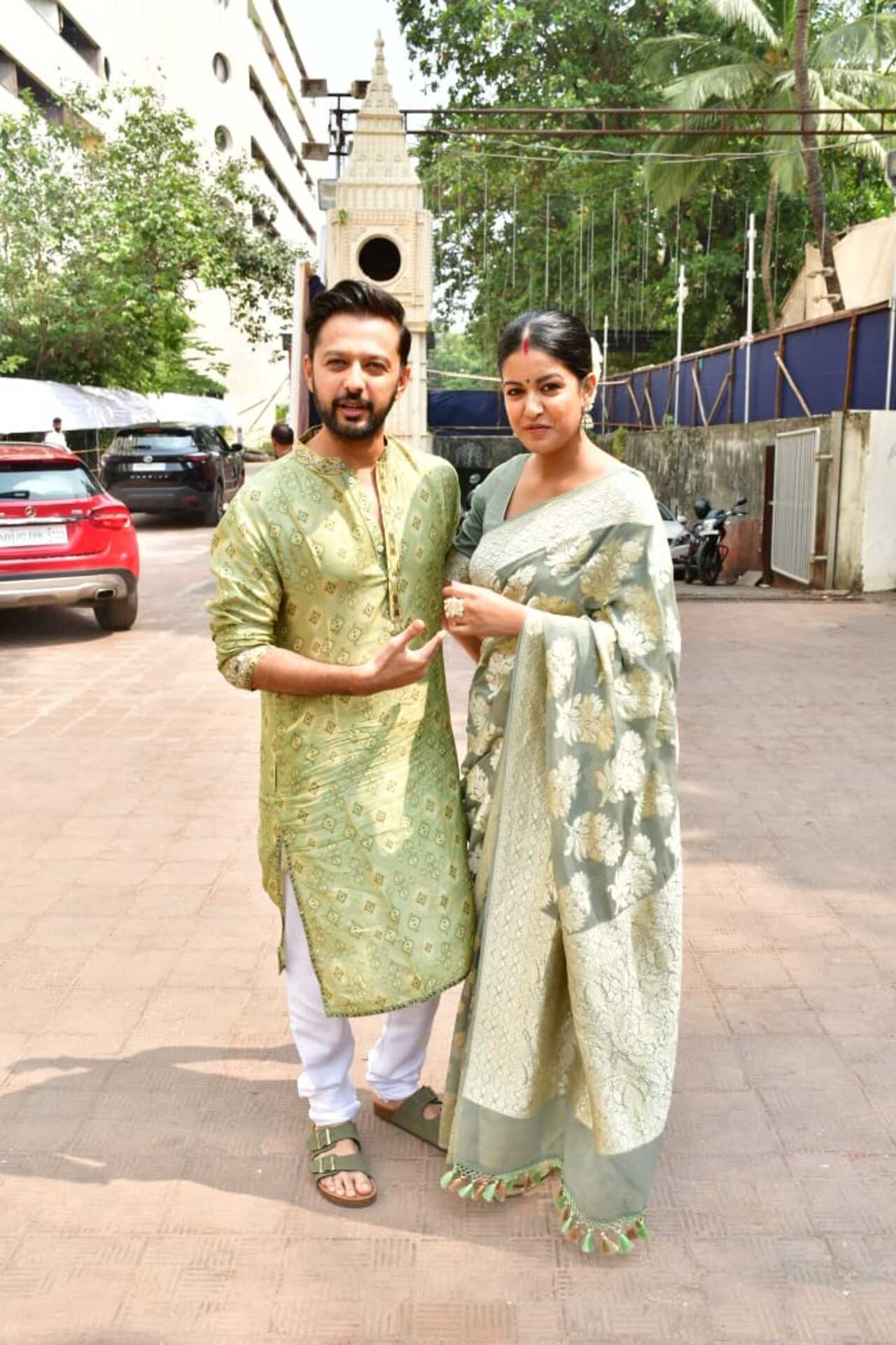 Vatsal Sheth and wife Ishita Dutta were also at the pandal twinning in green traditional wear