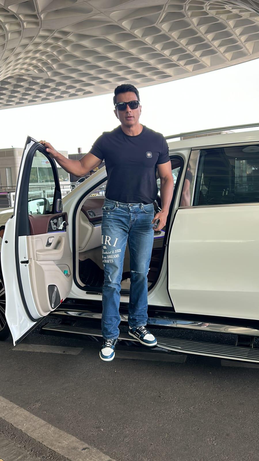 Handsome hunk Sonu Sood was spotted at the airport
