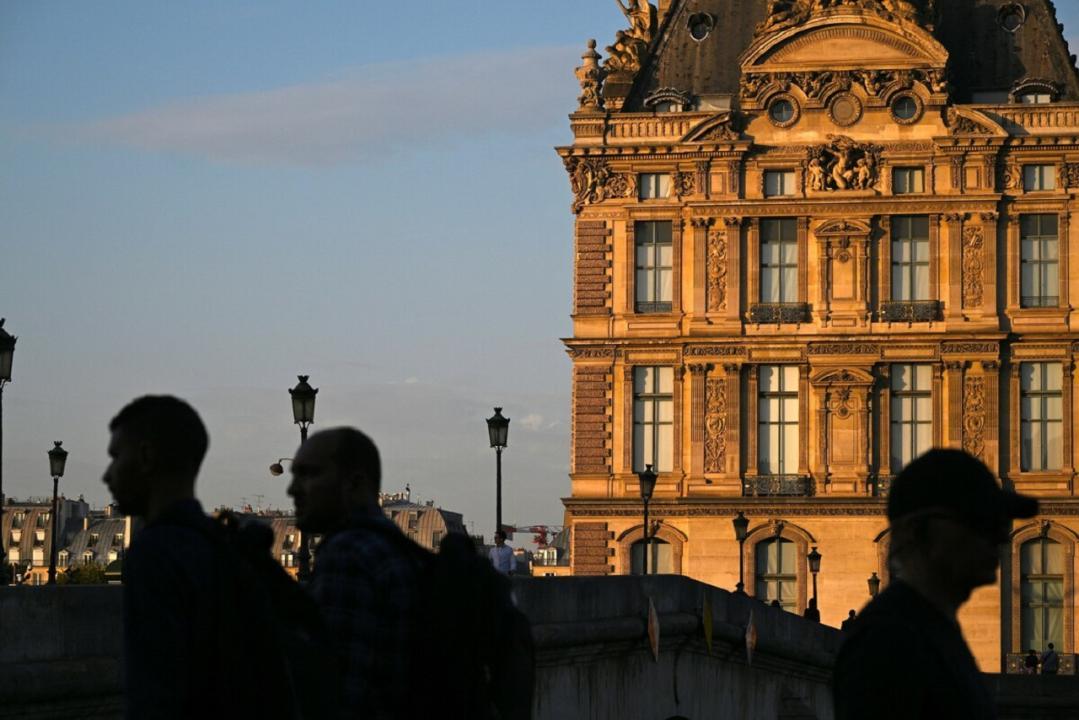 France: Louvre Museum and Versailles Palace evacuated after bomb threats