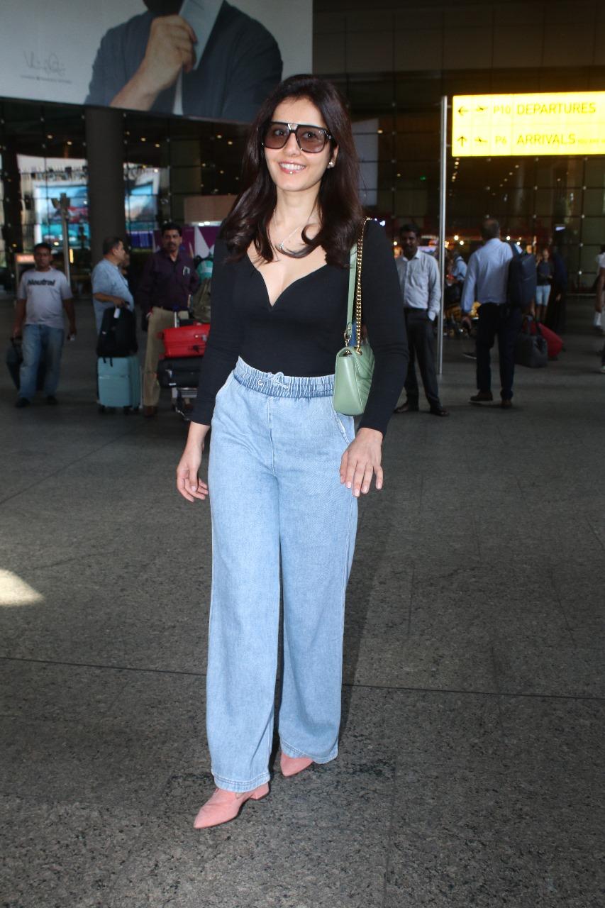 Raashi Khanna was clicked at the airport 