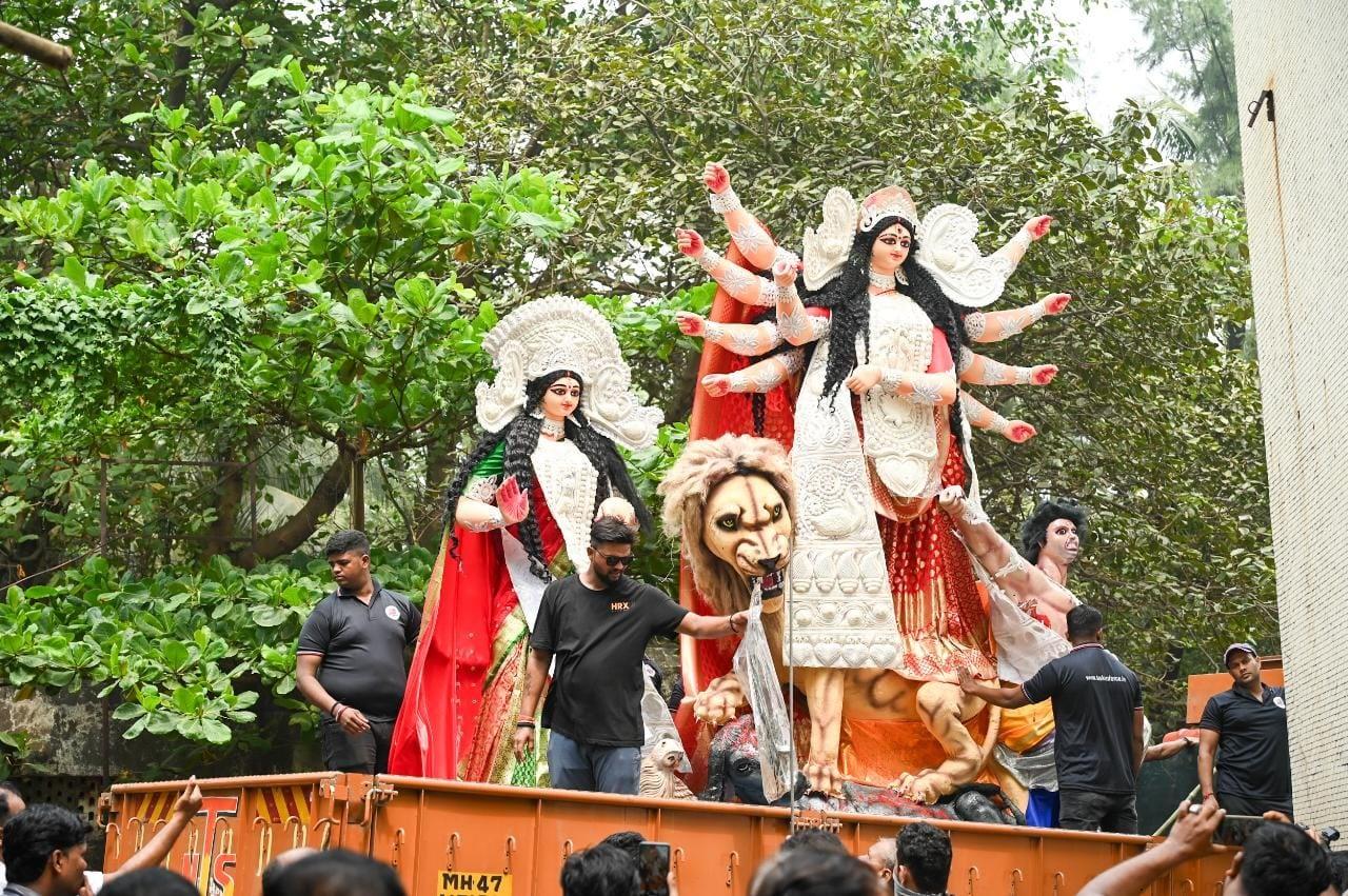 According to the Durga Puja Samiti, without the mukut, the idol stands tall at an impressive 17 feet which is 30 feet long in breadth